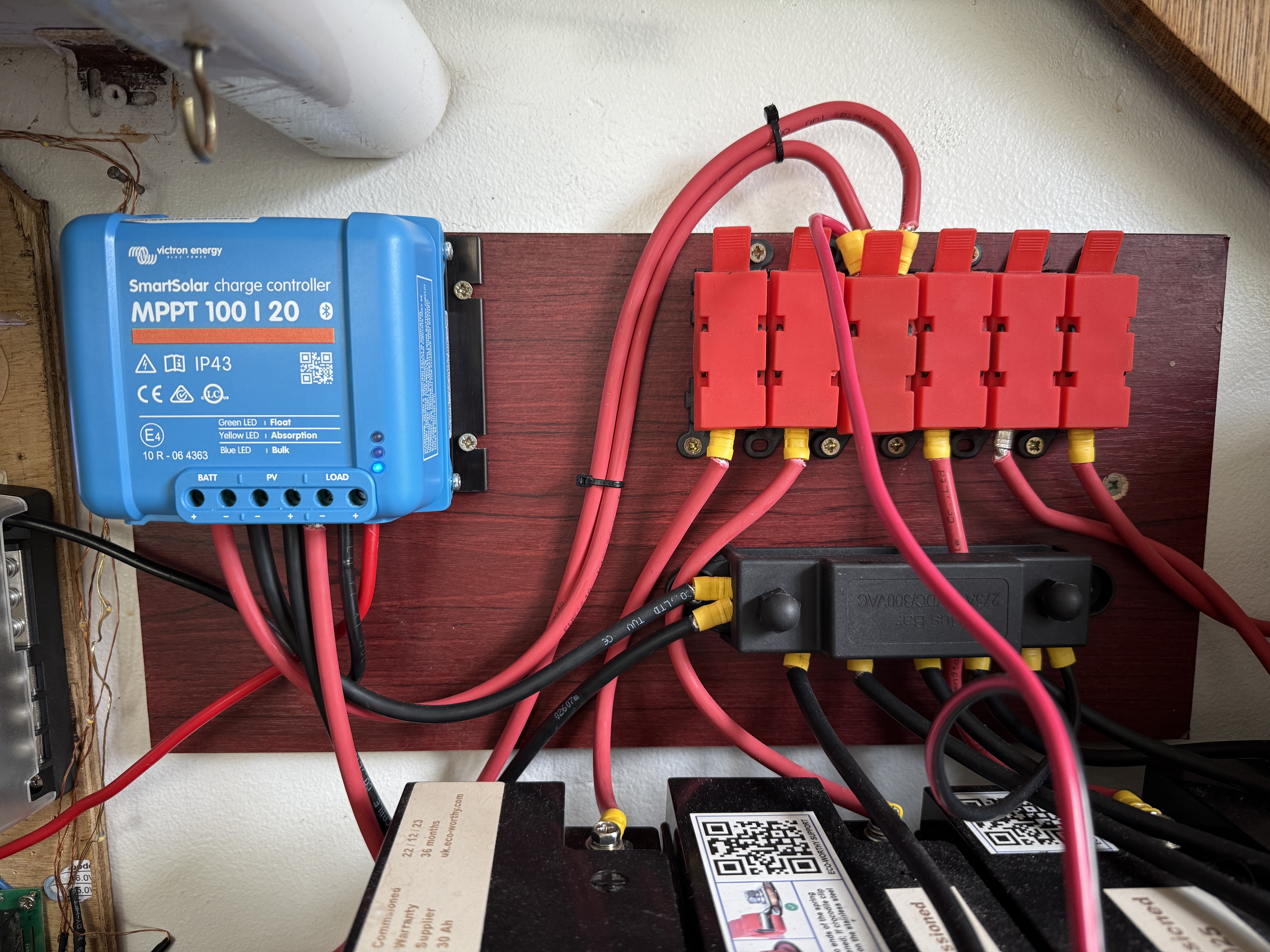 Victron SmartSolar MPPT 100/20 with LiFePO4 battery and solar panel fuse board